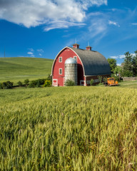 Barn and Grain Silo © DON
