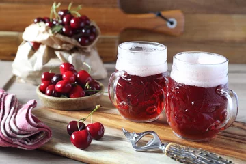 Foto auf Leinwand Leichtes Frucht-Craft-Bier und Kirsche im rustikalen Stil © photosimysia