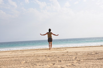 Fototapeta na wymiar Femme sur plage Boa Vista Cap Vert