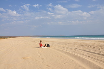 Fototapeta na wymiar Femme assise sur plage Boa Vista Cap Vert