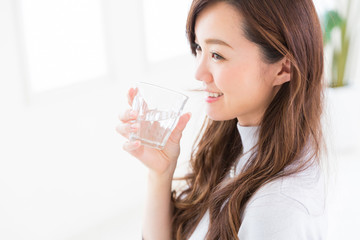 水を飲む女性
