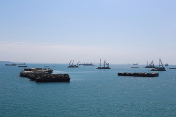 Obraz premium Cargo ship floating in the sea of sriracha city.
