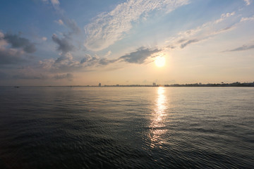 Obraz premium Sunset by the sea in Thailand.