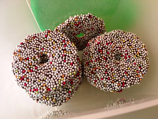 Schokolade mit bunten Zuckerperlen