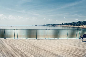 Gartenposter Abstieg zum Strand Leerer Ocean Beach Boardwalk Pier an heißen Sommertagen gegen den blauen Himmel