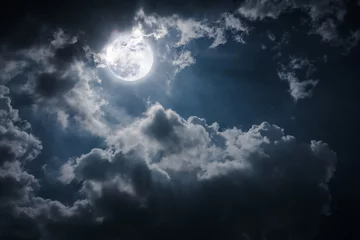 Foto op Plexiglas Nacht Nachtlandschap van de hemel met bewolkte en heldere volle maan met glanzend.
