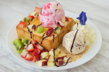 honey toast and ice cream with Mixed Fruit on bread