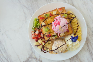 honey toast and ice cream with Mixed Fruit on bread
