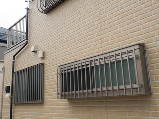 面格子の入った窓 © moonrise