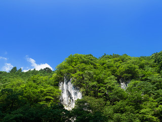 新緑の山と空　奥多摩町