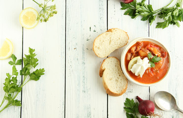 Soljanka Suppe russisch von oben Topview Brot Tisch weiß