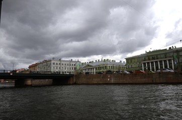 Obraz premium Saint-Pétersbourg : Croisière sur la Neva en bateau-mouche (Russie)