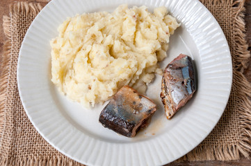 Lunch: crushed potatoes fish saury on the table