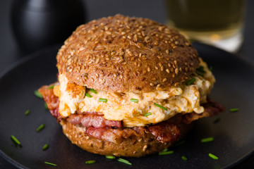 Schinkenspeck-Rührei-Burger