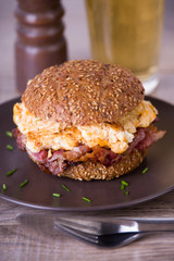 Schinkenspeck-Rührei-Burger