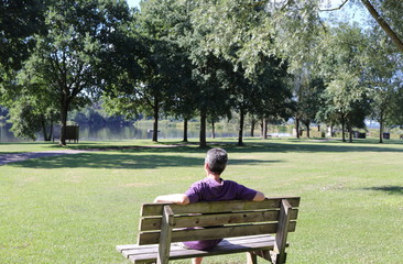Fototapeta premium Mann sitzt entspannt am See
