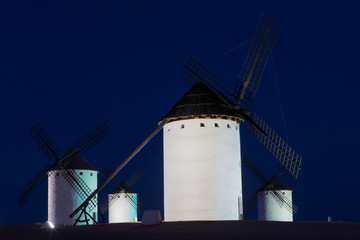 Obraz premium Windmills near Alcazar de San Juan at evening