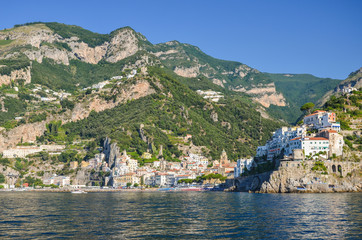 Malowniczy widok kurortu Amalfi w południowych Włoszech