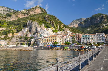Fototapeta na wymiar Malowniczy widok kurortu Amalfi w południowych Włoszech 