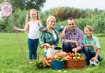 Obraz premium Parents with two children at the lawn.