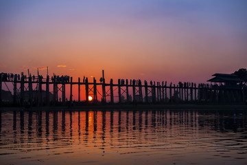 Naklejka premium The wooden bridge sunset at u beng