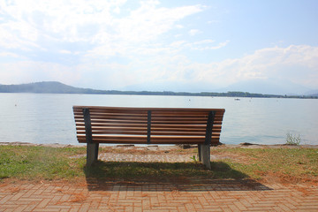 Fototapeta na wymiar bench in front of the lake
