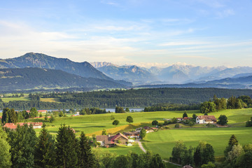 Fototapeta na wymiar Blick ins abendliche Oberallgäu mit Grünten und Niedersonthofener See