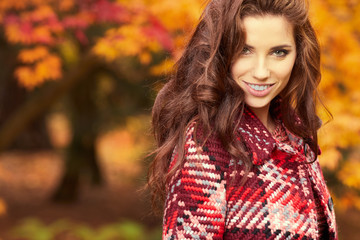 Naklejka premium Fashion woman walking in autumn park