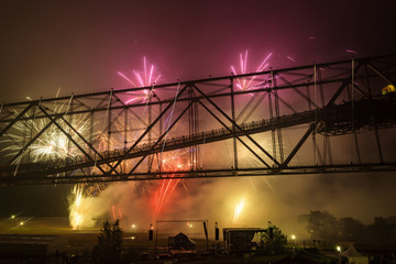 Spektakuläres Feuerwerk  in einem alten Braunkohletagebau an einer Förderbrücke