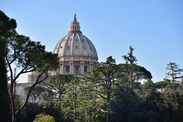 Fototapeta na wymiar Kuppel des Peterdomes in Rom
