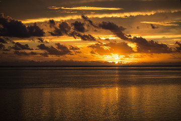 coucher de soleil dans payasge de rêve, tahiti, polynésie 