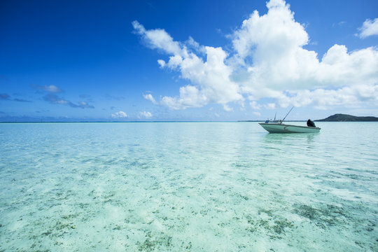 bateaux de pêche sur un lagon, tahiti polynésie © Fly_and_Dive