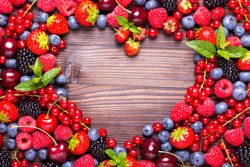 Herz aus frischen Beeren auf Holz