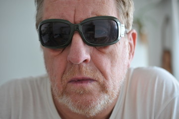 Mann mit Sonnenbrille
