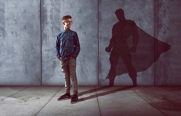 Kind mit Schatten in Heldenform