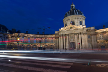 Fototapeta na wymiar Paris, Trafic de Nuit sur l'institut de France