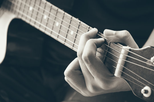 hand play guitar