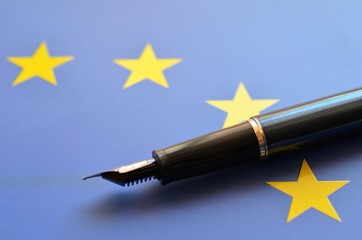 pióro na tle flagi UE © Pio Si