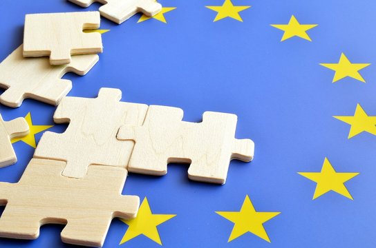 pi&oacute;ro na tle flagi UE