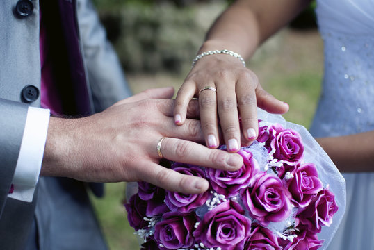 Anillos de boda sobre ramo rosa