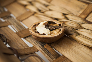 Nuez con fondo marrón