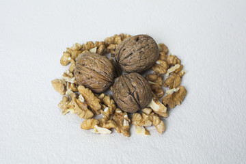 Tres nueces en fondo blanco