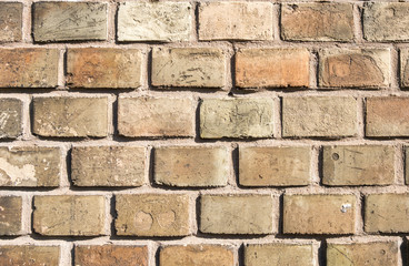 Mauer aus gelben Ziegelsteinen