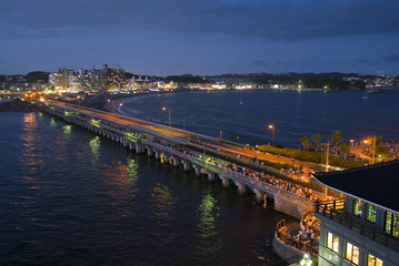 Obraz premium 江ノ島へ渡る橋の夏の夜景