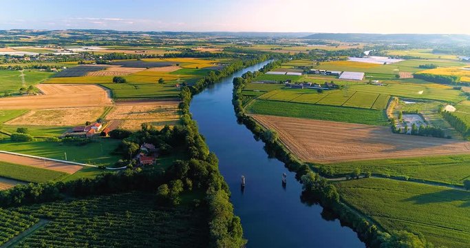 Paysage fran&ccedil;ais dans le lot et garonne, vue a&eacute;rienne