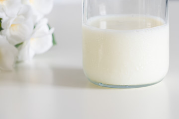 Obraz na płótnie Canvas Close up water drops on glass of milk