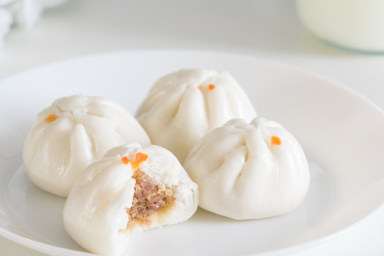 Steamed stuffed bun