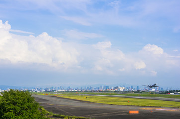 Fototapeta na wymiar 伊丹空港を望む風景