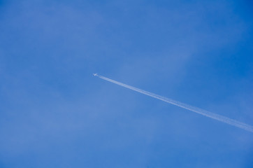 青空の飛行機雲