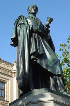 fraunhofer statue in münchen